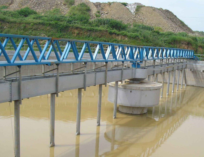 回轉(zhuǎn)式刮吸泥機的常規(guī)結(jié)構(gòu)形式